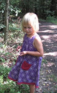 Barn i sommarklänning.