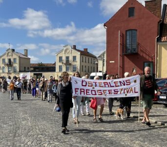 Folk demonstrerar för fred.