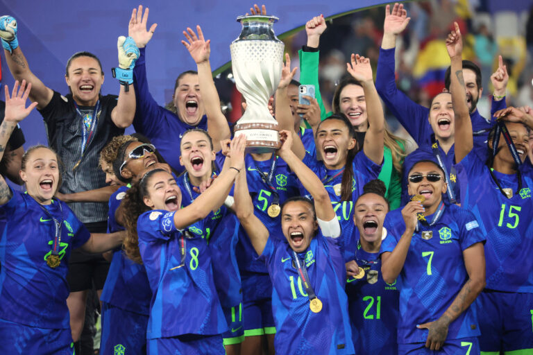 Brasiliens damlandslag i fotboll firar seger i final.