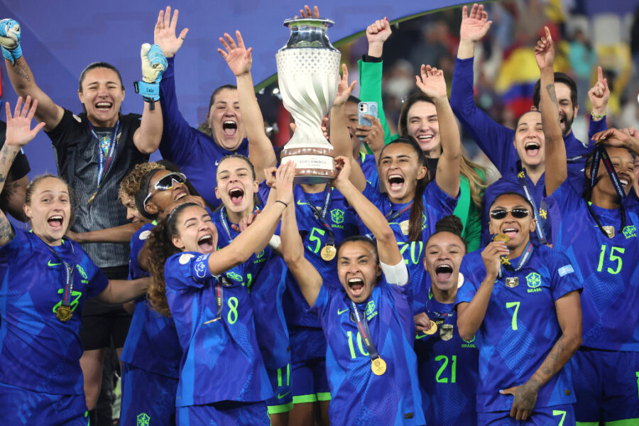 Brasiliens damlandslag i fotboll firar seger i final.