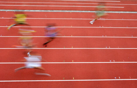 Suddig bild på sprintande löpare.