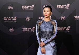 Mandopopdrottningen Tan Weiwei i silvrig klänning på musikgala.