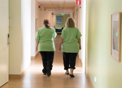 Ryggtavlan på två underskörskor i gröna rockar.