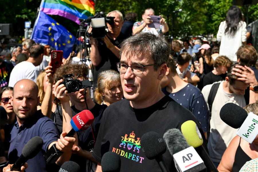 Gergely Karacsony talar med media.