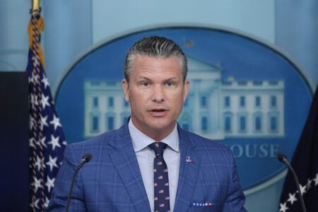 Pete Hegseth i blå kostym.