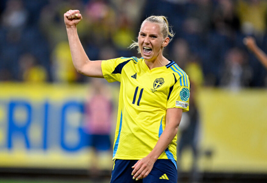 Stina Blackstenius i blågult gör segergest.