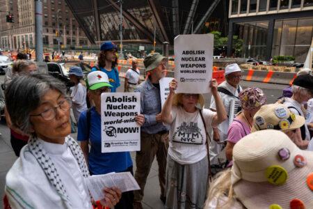 Demonstranter mot kärnvapen.