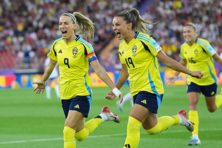 Kosovare Asllani och Johanna Rytting Kaneryd i blågult firar svenskt mål.