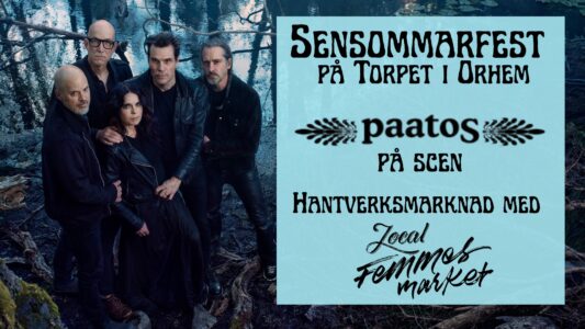 Medlemmar i bandet Paatos i svart i en skog.