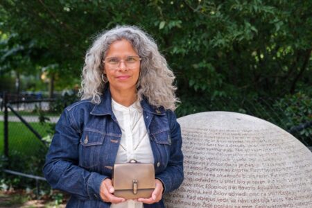 Camilla Salazar Atias håller i bronsstatyett.