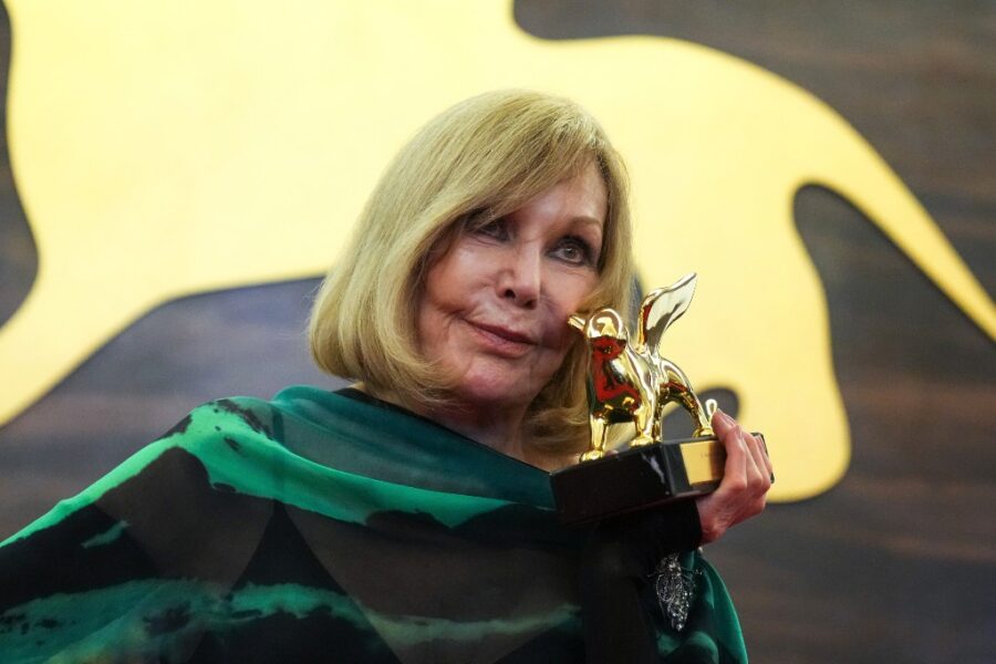 Kim Novak håller sitt guldlejon mot kinden.