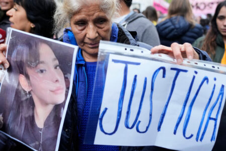 Bild på mördad femtonårig flicka hålls av äldre kvinna med budskapet ”rättvisa”.