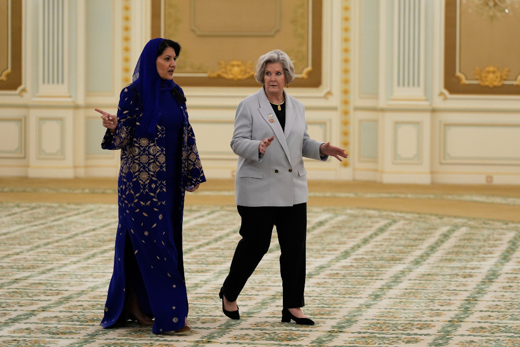 Den saudiska ambassadören i USA prinsessan Reema Bandar Al Saud tillsammans med Vita Husets stabschef Susie Wiles.