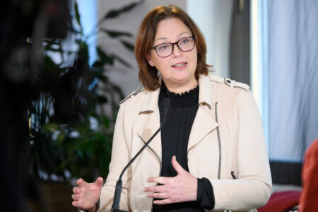 Camilla Asp talar med mikrofon.