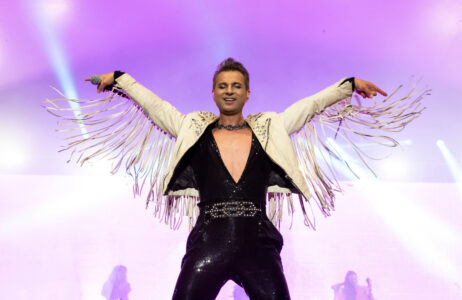 Ola Salo i fransig jacka mot rosalila bakgrund.