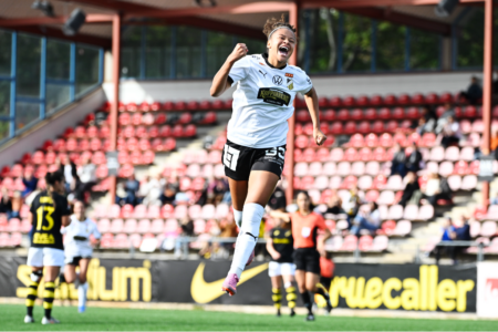 Fotbollsspelaren Felicia Schröder hoppar upp i luften och gör segergest.