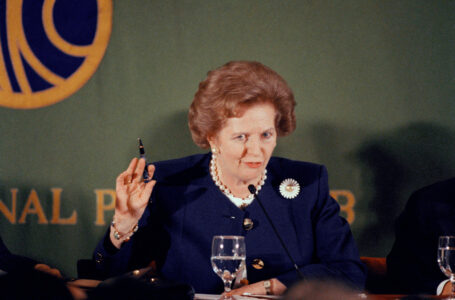 Margaret Thatcher håller upp en hand.
