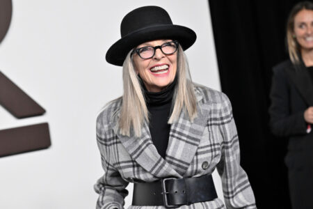 Diane Keaton i svart hatt och glasögon.