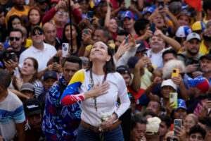 María Corina Machado med handen över bröstet.
