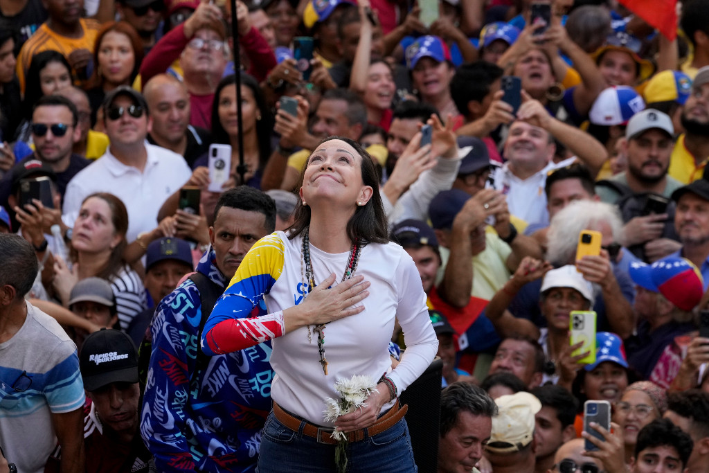 María Corina Machado med handen över bröstet.