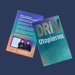 Mörkblå bakgrund med baksidan och framsidan av boken Driv Utopierna på.