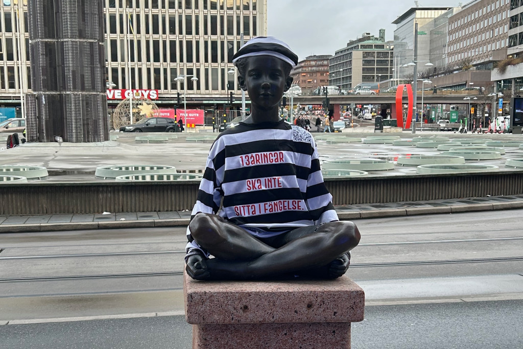 Barnstaty i fångdräkt.