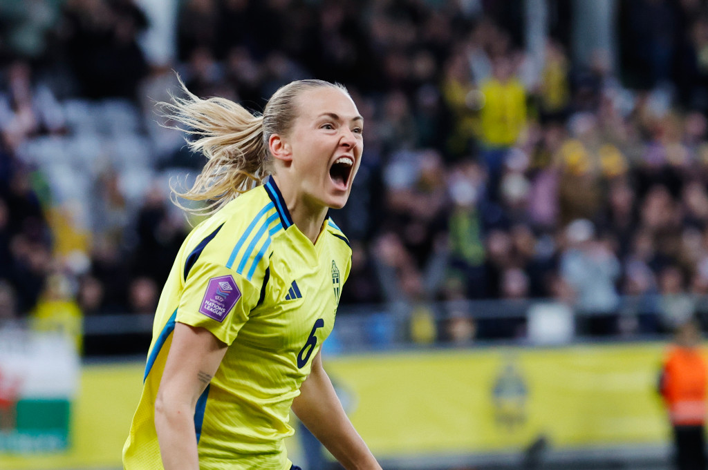 Magdalena Eriksson i blågul tröja skriker ut sin glädje efter att ha gjort mål.