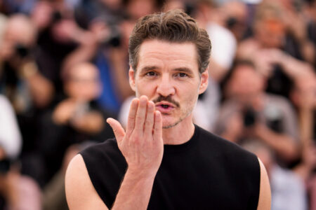 Pedro Pascal i svart blåser en slängkyss.