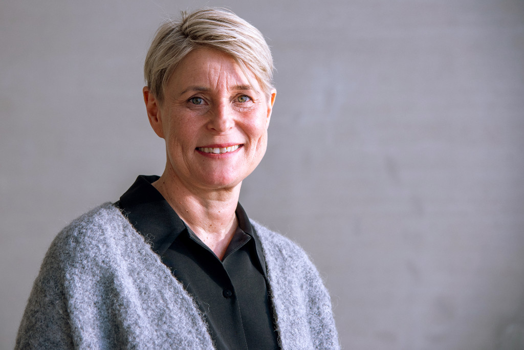 Maria Jansson i svart skjorta och grå kofta.