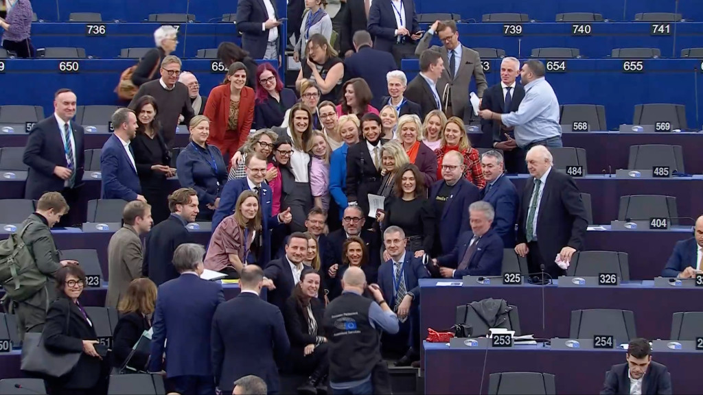 Ledamöter i Europaparlamentet är glada efter en omröstning.