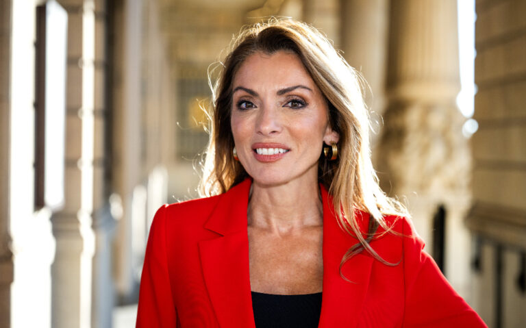 Alexandra Pascalidou i röd kavaj fotad vid Dramaten.