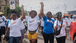 Flera kvinnor demonstrerar, lyfter armarna i luften, bär t-shirt med texten SRHR.