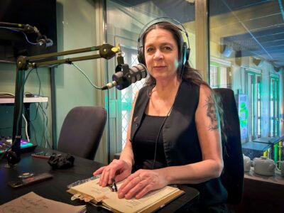 Artisten och författaren Nike Markelius läser tonsatta dikter i Femperspoddens studio.