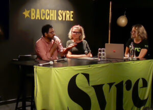 Luis Lineo, tidigare partiledare för Fi, och Fempers chefredaktör Anna-Klara Bratt intervjuas av Benita Ekulnd på Bcchi Syres valvaka.